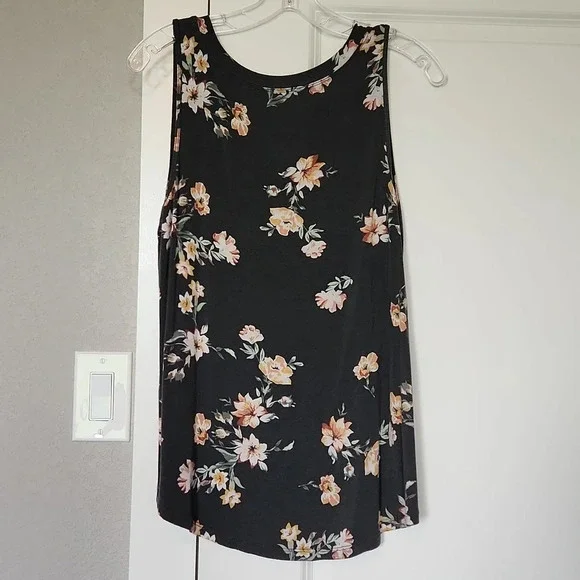 Maurices 24/7 floral tank - Picture 3 of 3